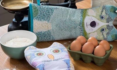 Win 1 of 6 Pairs of 6 Ulster Weavers Oven Gloves